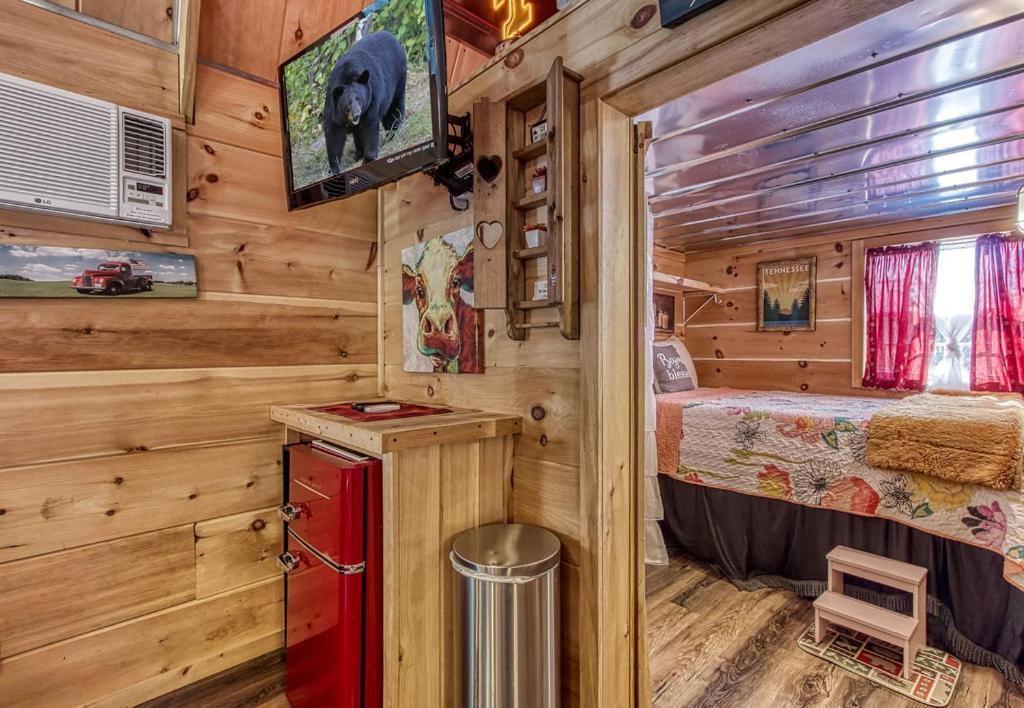 The Tiny Barn, 1089 Free Tickets Each Paid Day, Dollywood And More سيفيرفيل المظهر الخارجي الصورة