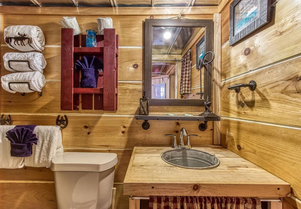The Tiny Barn, 1089 Free Tickets Each Paid Day, Dollywood And More سيفيرفيل المظهر الخارجي الصورة