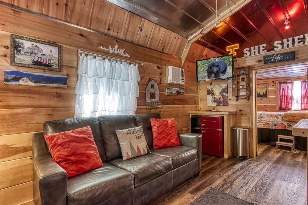 The Tiny Barn, 1089 Free Tickets Each Paid Day, Dollywood And More سيفيرفيل المظهر الخارجي الصورة