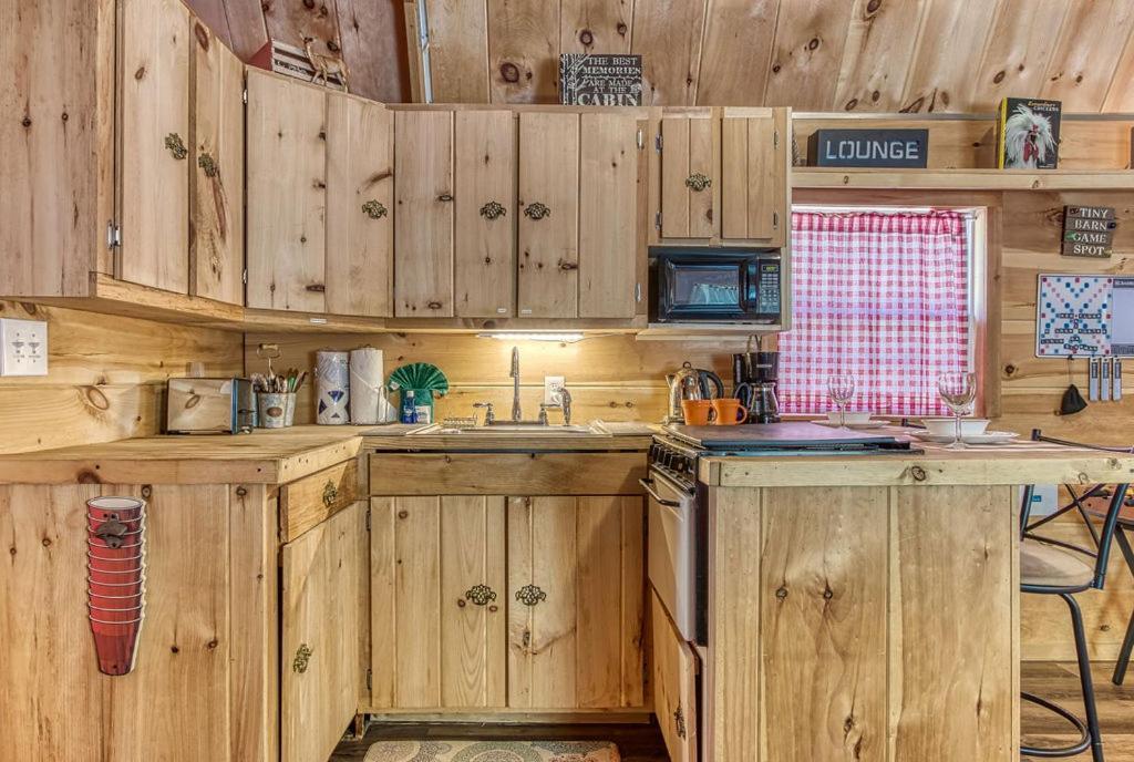 The Tiny Barn, 1089 Free Tickets Each Paid Day, Dollywood And More سيفيرفيل المظهر الخارجي الصورة