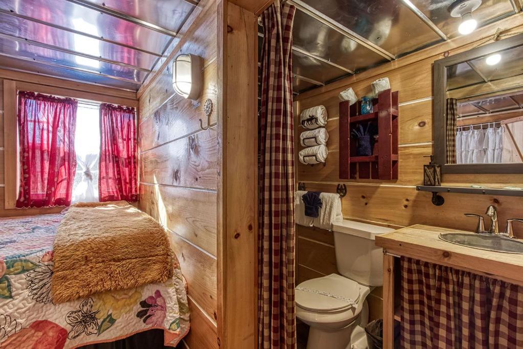 The Tiny Barn, 1089 Free Tickets Each Paid Day, Dollywood And More سيفيرفيل المظهر الخارجي الصورة